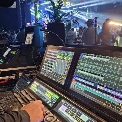 Equipamento de controle e programação de cenário como luz, leds, efeitos especiais e luz ambiente